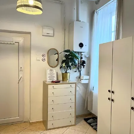 Cecil - Old Town Apartment